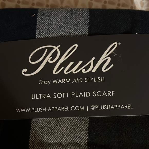 Plush Ultra Soft Plaid Scarf, BNIB - Picture 2 of 4